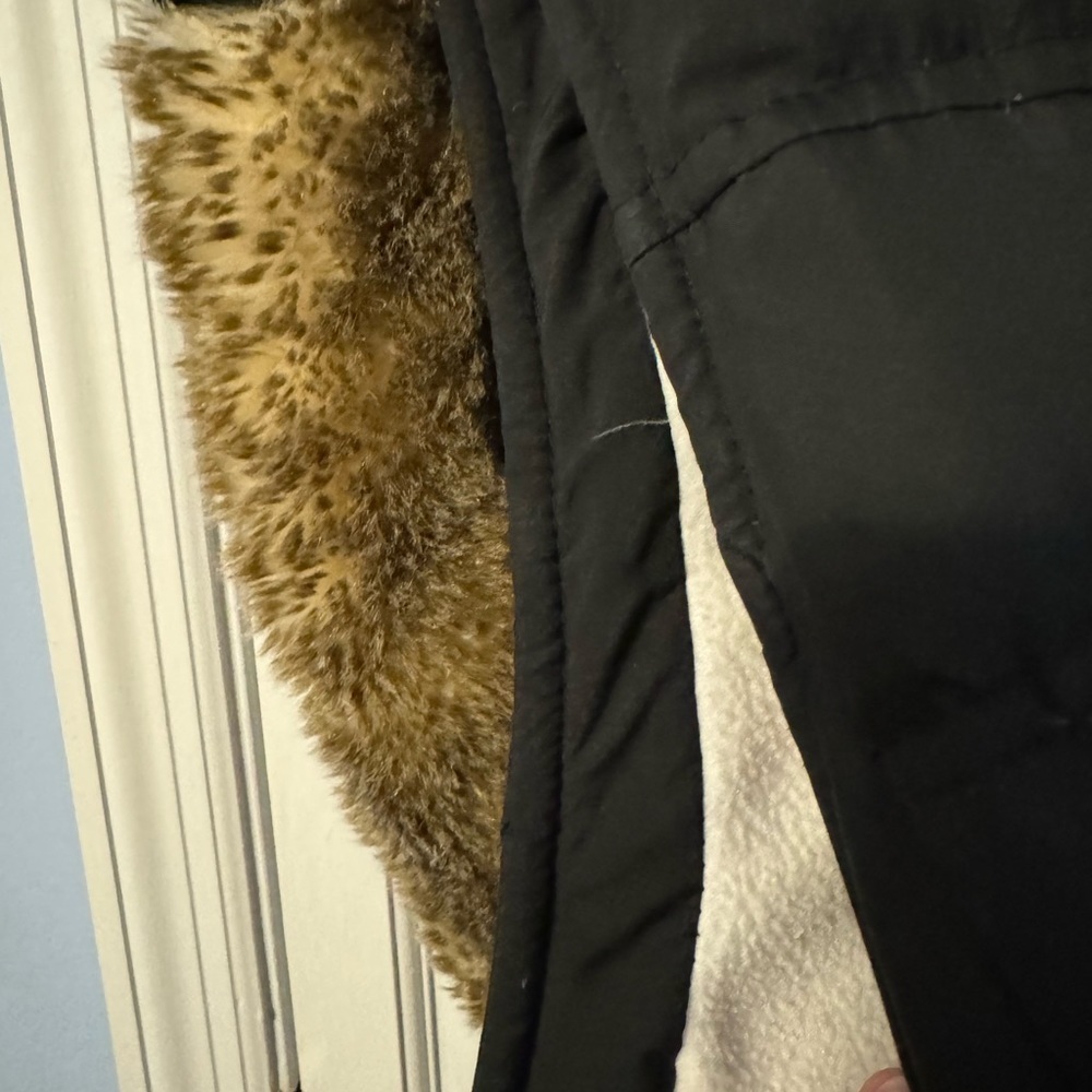 Adorable Warm‎ Trendy Zip vest with hood! Puff style. So fashionable. Medium - Picture 5 of 9